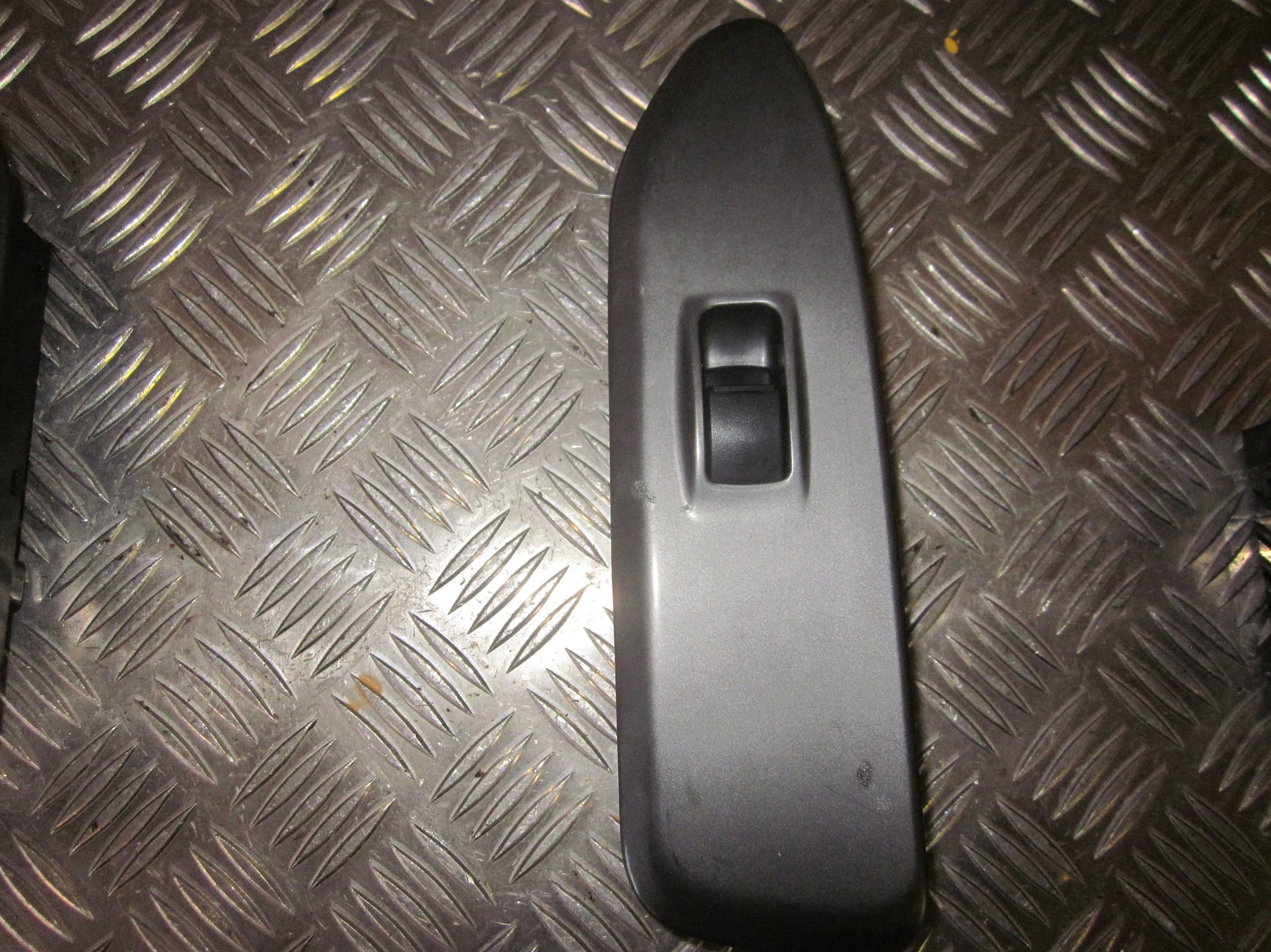 Mitsubishi Lancer Kontakt Rudehejs Med OEM Nr. Ophugger Fra Mitsubishi Ophugger