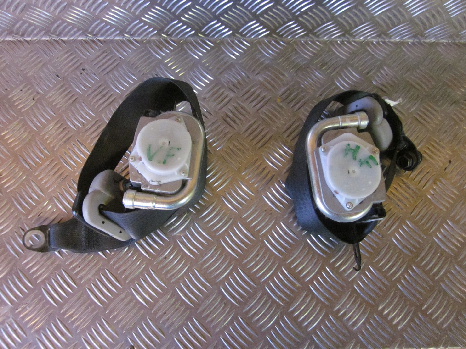 Mitsubishi Lancer Sikkerhedsseler For Med OEM Nr. Ophugger Fra Mitsubishi Ophugger