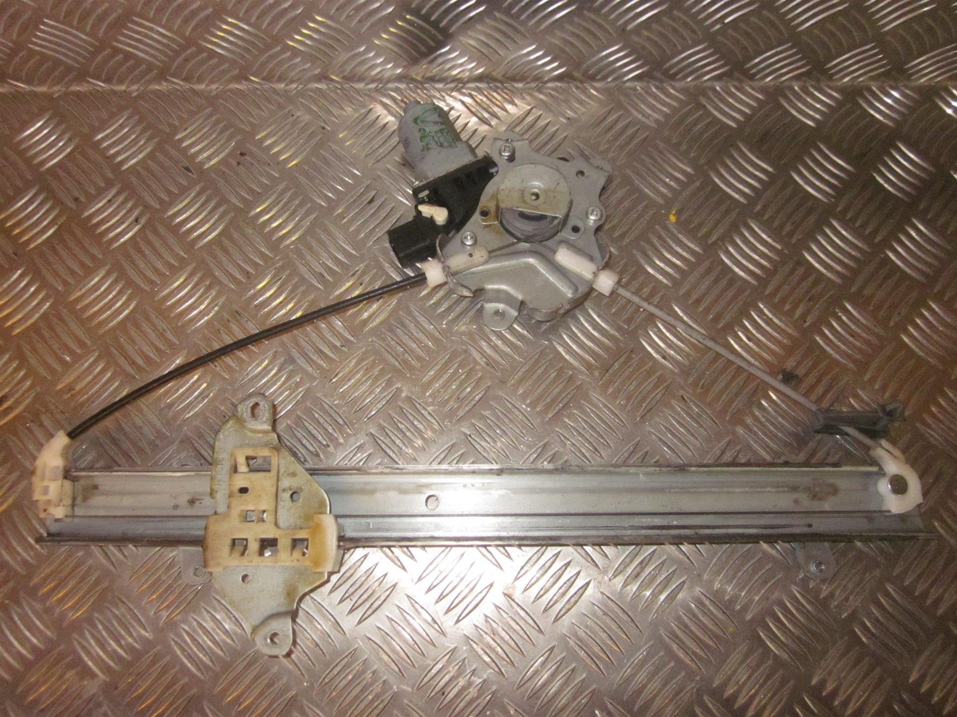 Mitsubishi Lancer Rudemotor - Rudehejs Med OEM Nr. Ophugger Fra Mitsubishi Ophugger