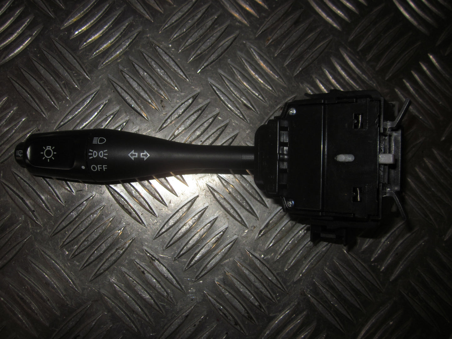 Mitsubishi Lancer Kontakt Blink Med OEM Nr. Ophugger Fra Mitsubishi Ophugger