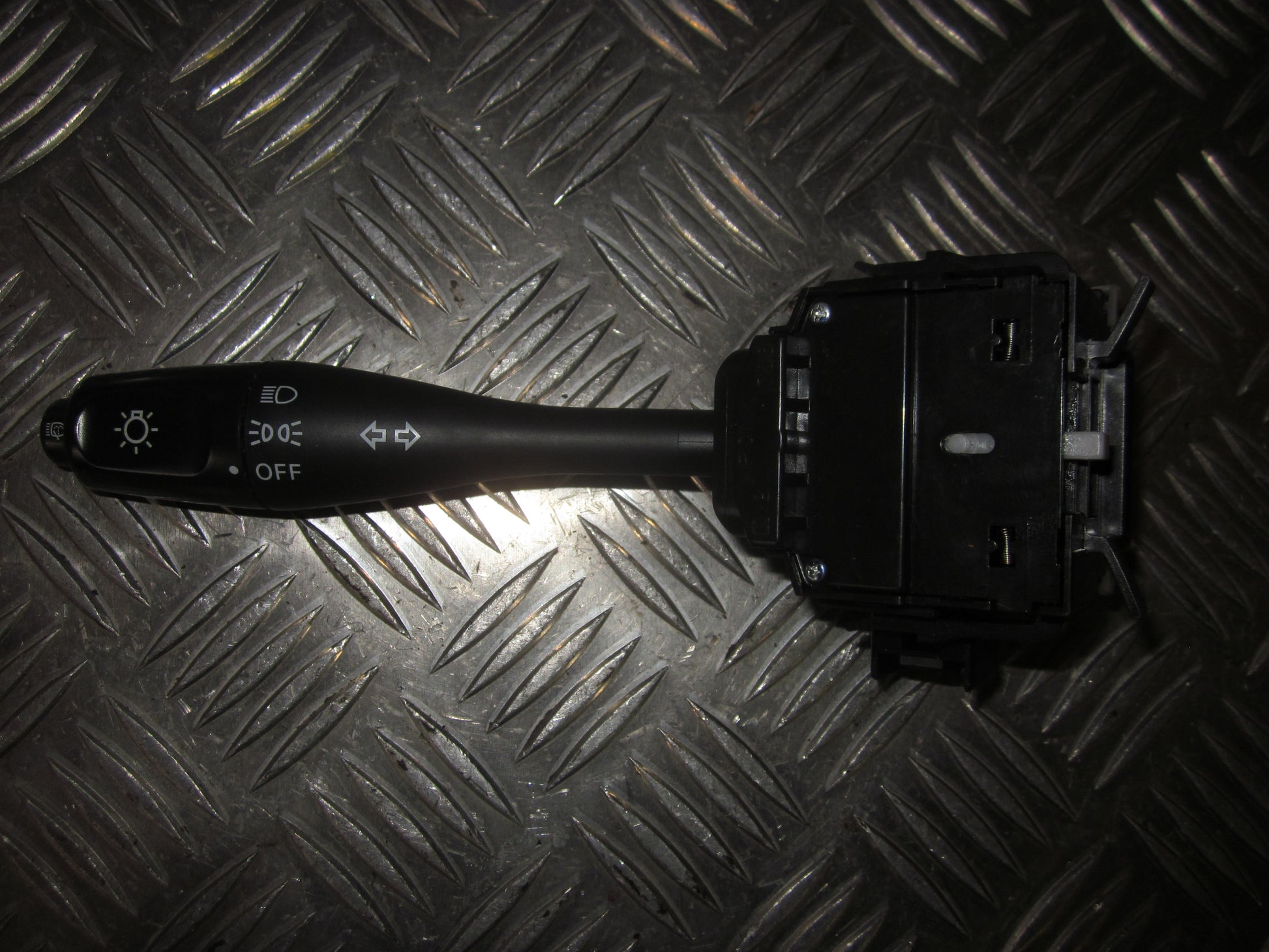 Mitsubishi Lancer Kontakt Blink Med OEM Nr. Ophugger Fra Mitsubishi Ophugger