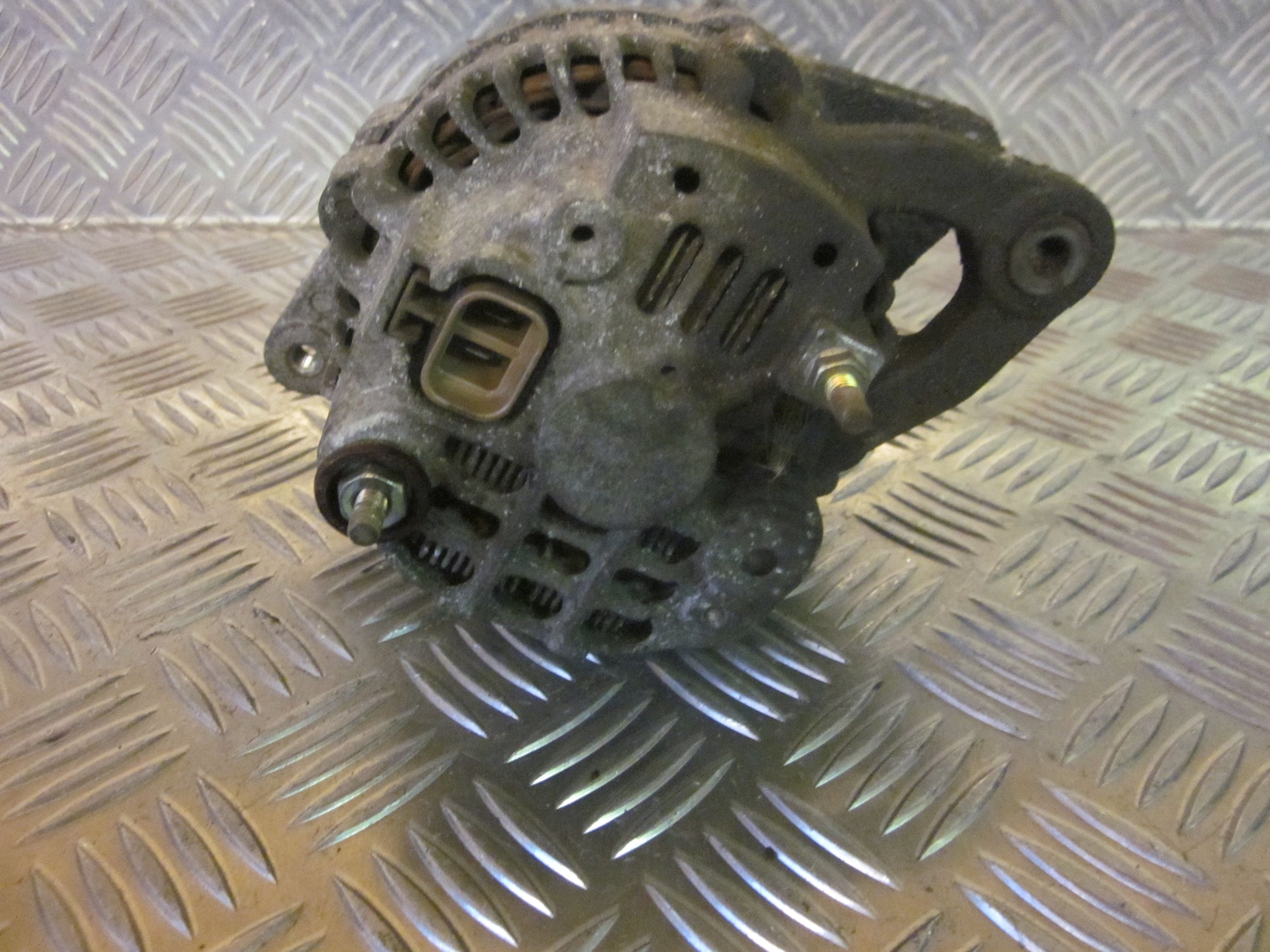 Mitsubishi Colt CA Generator Med OEM Nr. A5T67591 Fra Mitsubishi Ophugger