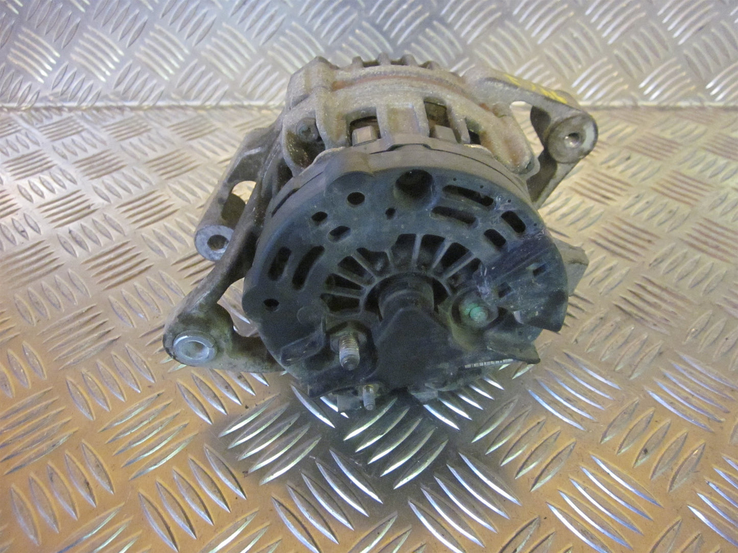 Opel Astra G Generator Med OEM Nr. 0124225002 Fra Opel Ophugger