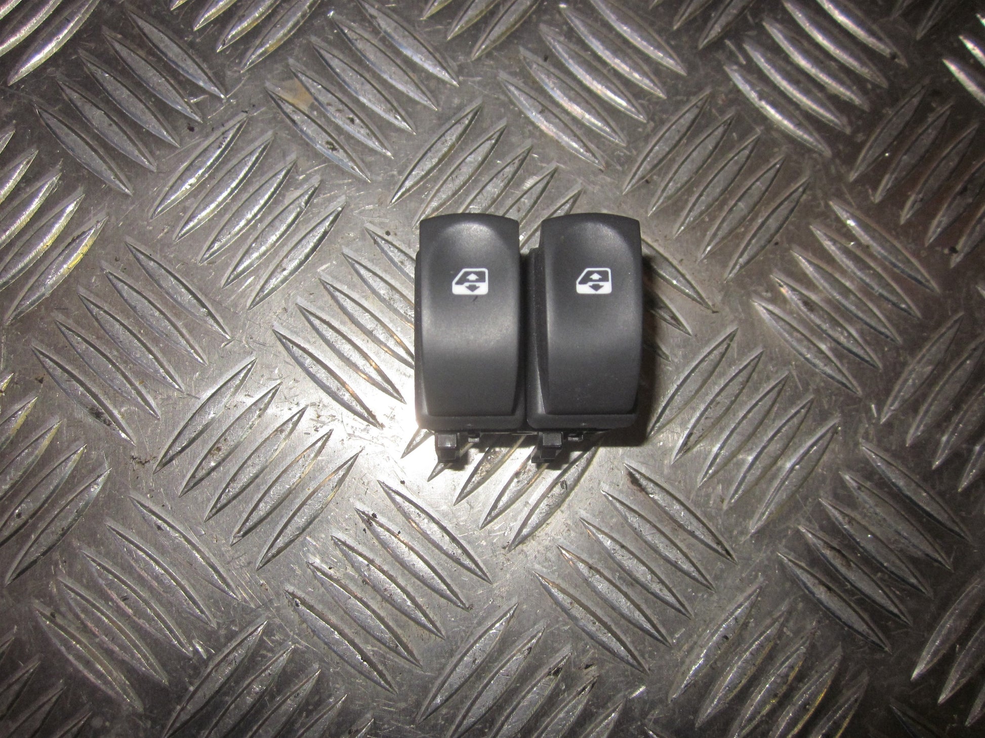 Renault Twingo 2 Kontakt Rudehejs Med OEM Nr. Ophugger Fra Renault Ophugger