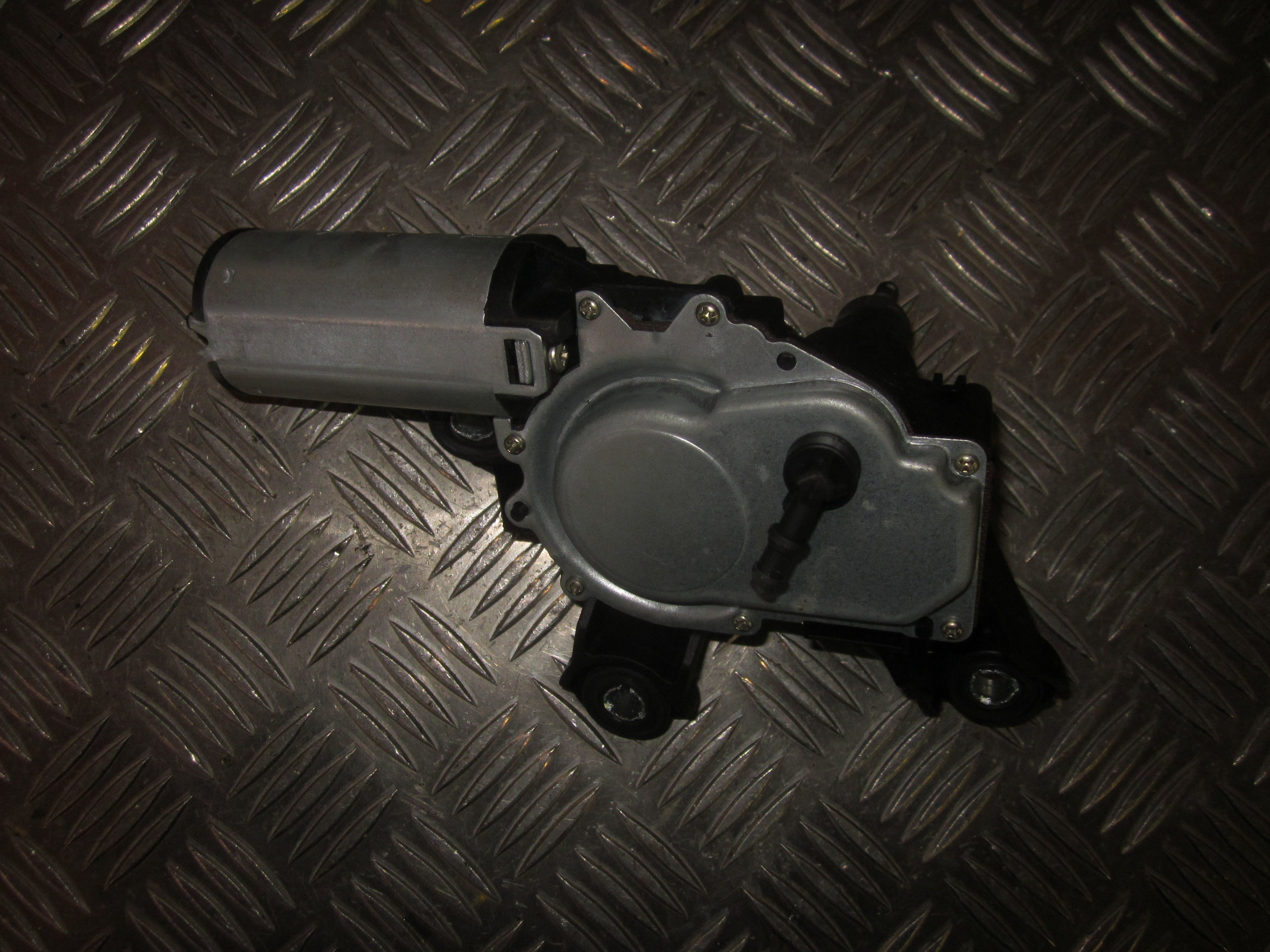 Audi A3 Bagrudevisker Motor Med OEM Nr. Ophugger Fra Audi Ophugger