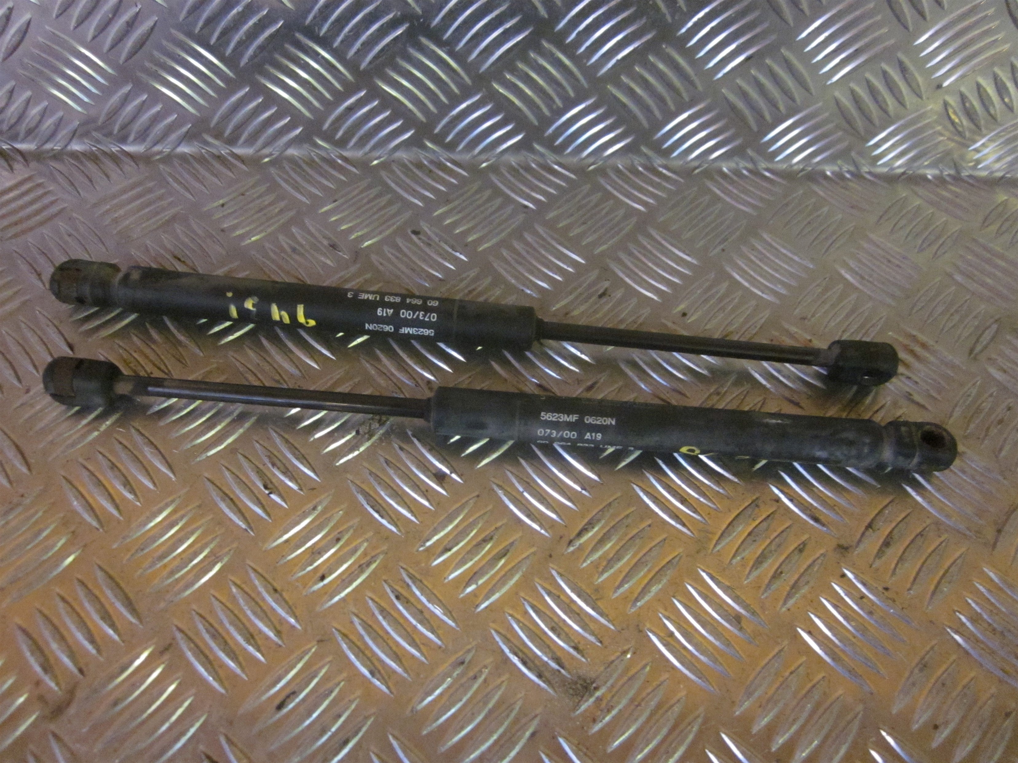 Alfa Romeo Alfa 156 Bagklapsdæmper Med OEM Nr. Ophugger Fra Alfa Romeo Ophugger