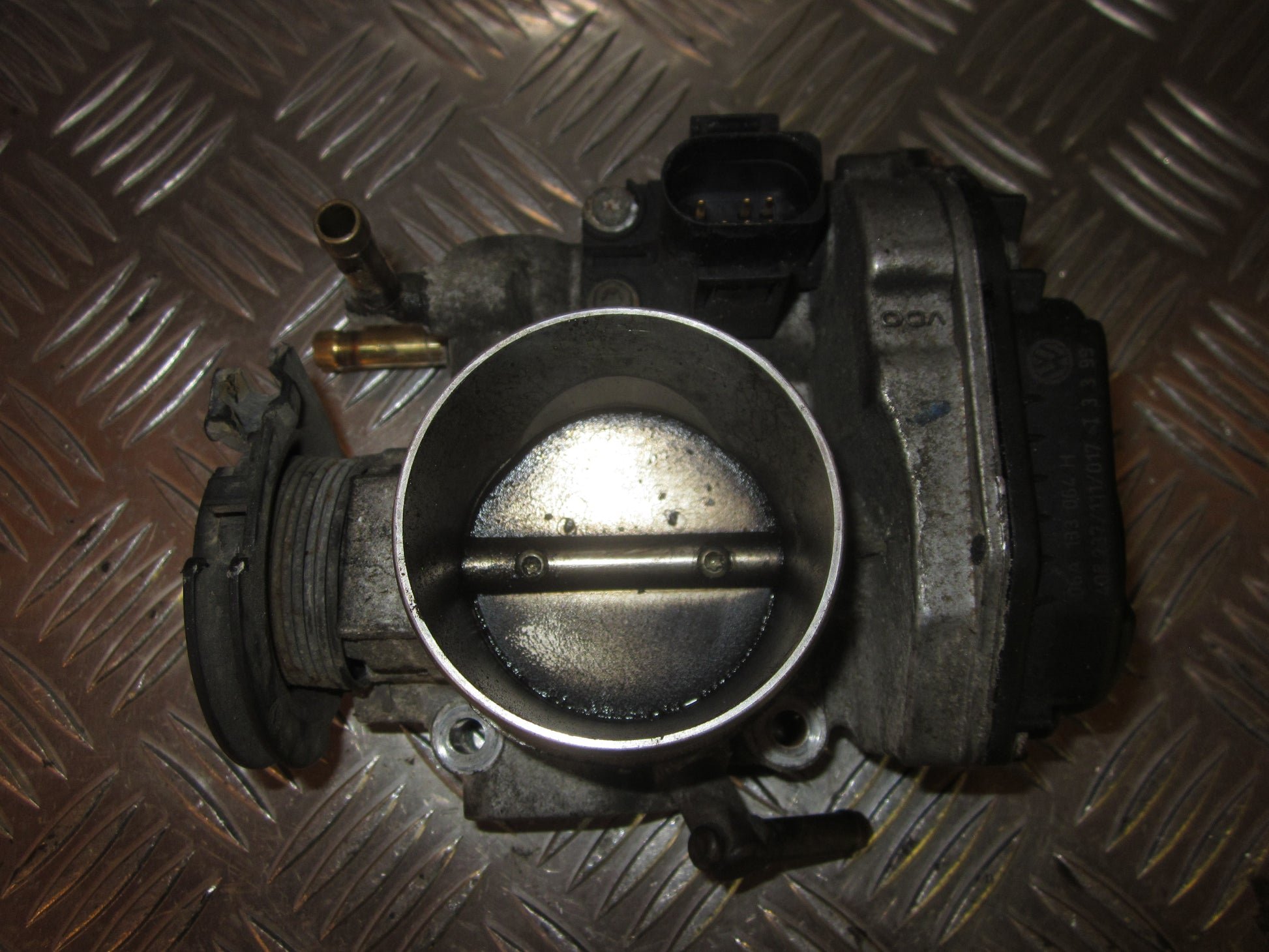 VW Bora 1J Spjældhus Med OEM Nr. APK06A133064H Fra VW Ophugger