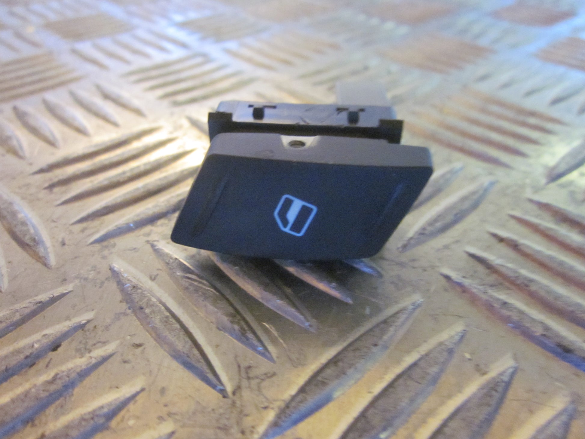 Skoda Octavia Kontakt Rudehejs Med OEM Nr. Ophugger Fra Skoda Ophugger