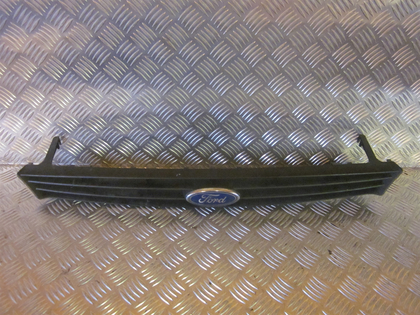 Ford Focus Frontgitter Med OEM Nr. Ophugger Fra Ford Ophugger