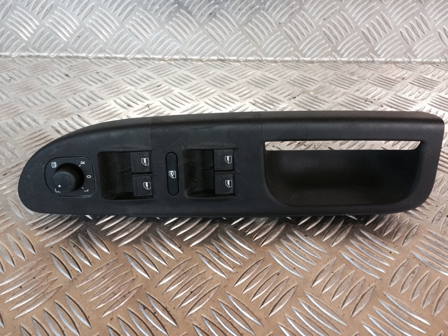 VW Passat 3C Kontakt Rudehejs Med OEM Nr. Ophugger Fra VW Ophugger