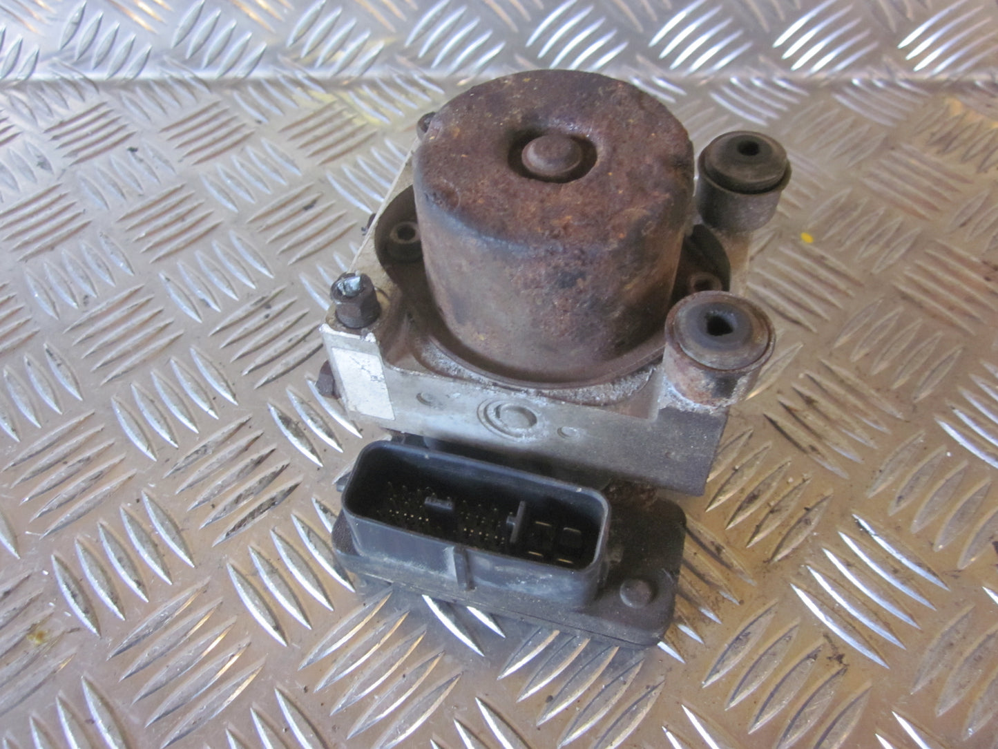 Mazda 323 F 5D BJ14 Abs Pumpe Med OEM Nr. BVEN437A0 Fra Mazda Ophugger