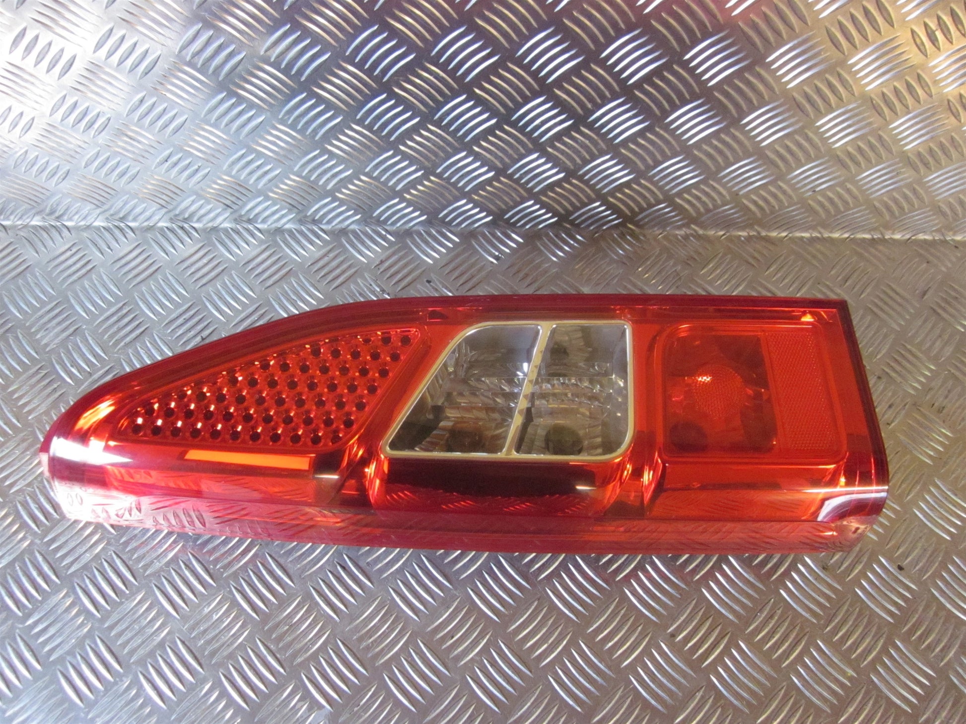 Peugeot Partner Baglygte Med OEM Nr. Ophugger Fra Peugeot Ophugger