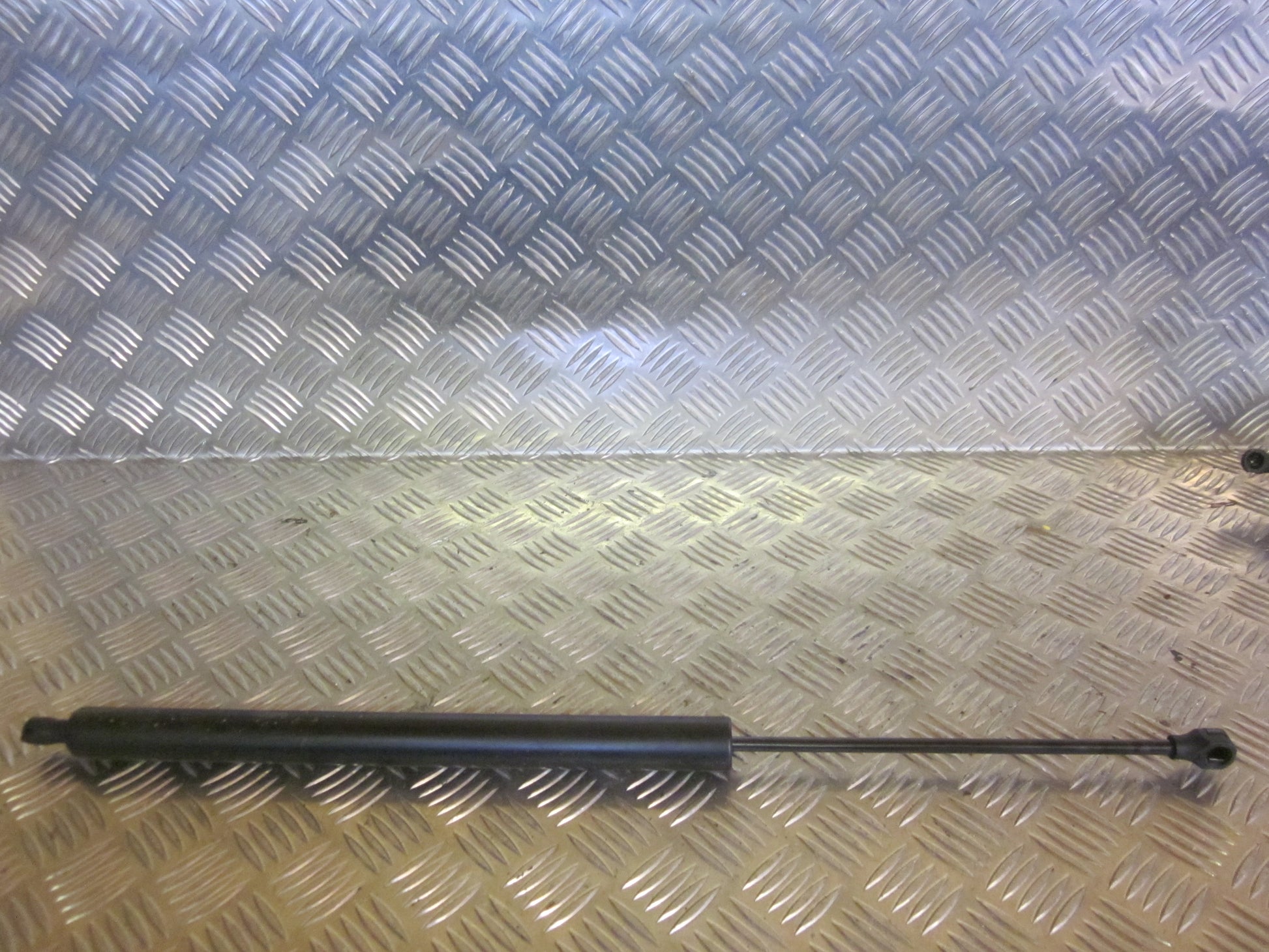 Peugeot Partner Bagklapsdæmper Med OEM Nr. 9680677780 Fra Peugeot Ophugger