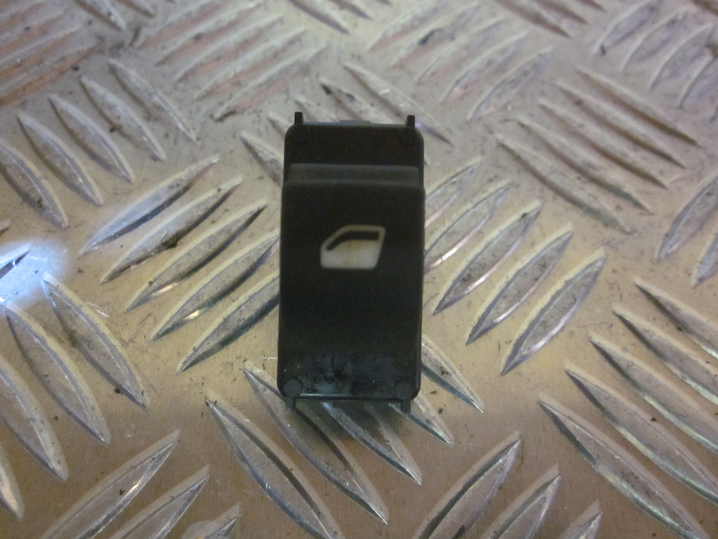 Peugeot Partner Kontakt Rudehejs Med OEM Nr. Ophugger Fra Peugeot Ophugger