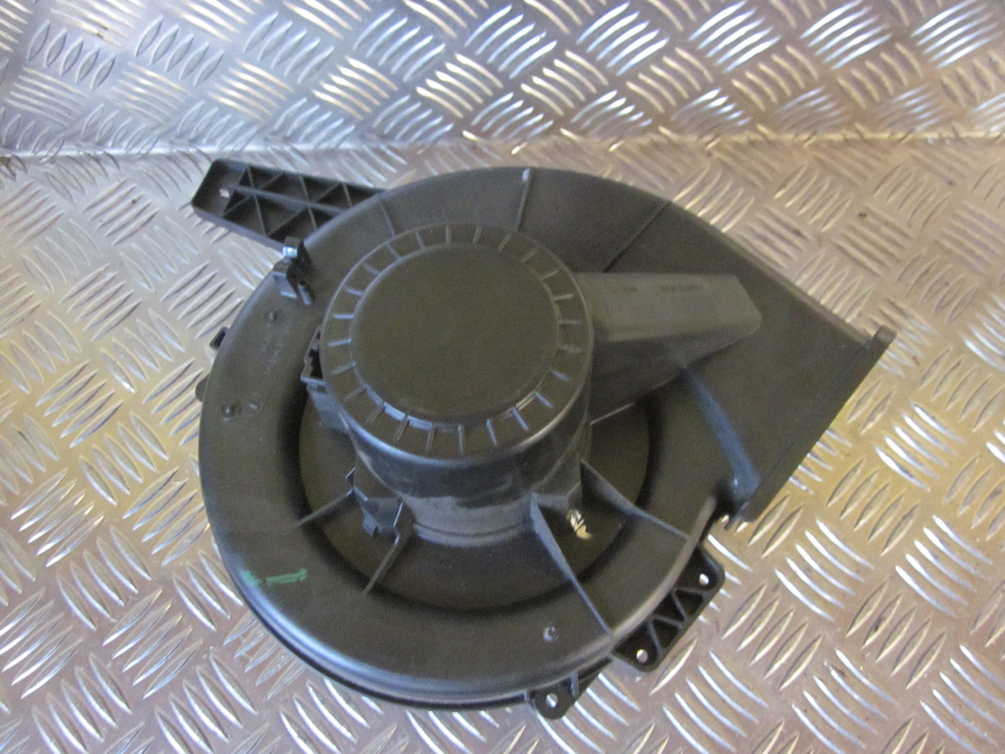 VW Fox 5Z Varmeblæser Med OEM Nr. 6Q1819015G Fra VW Ophugger