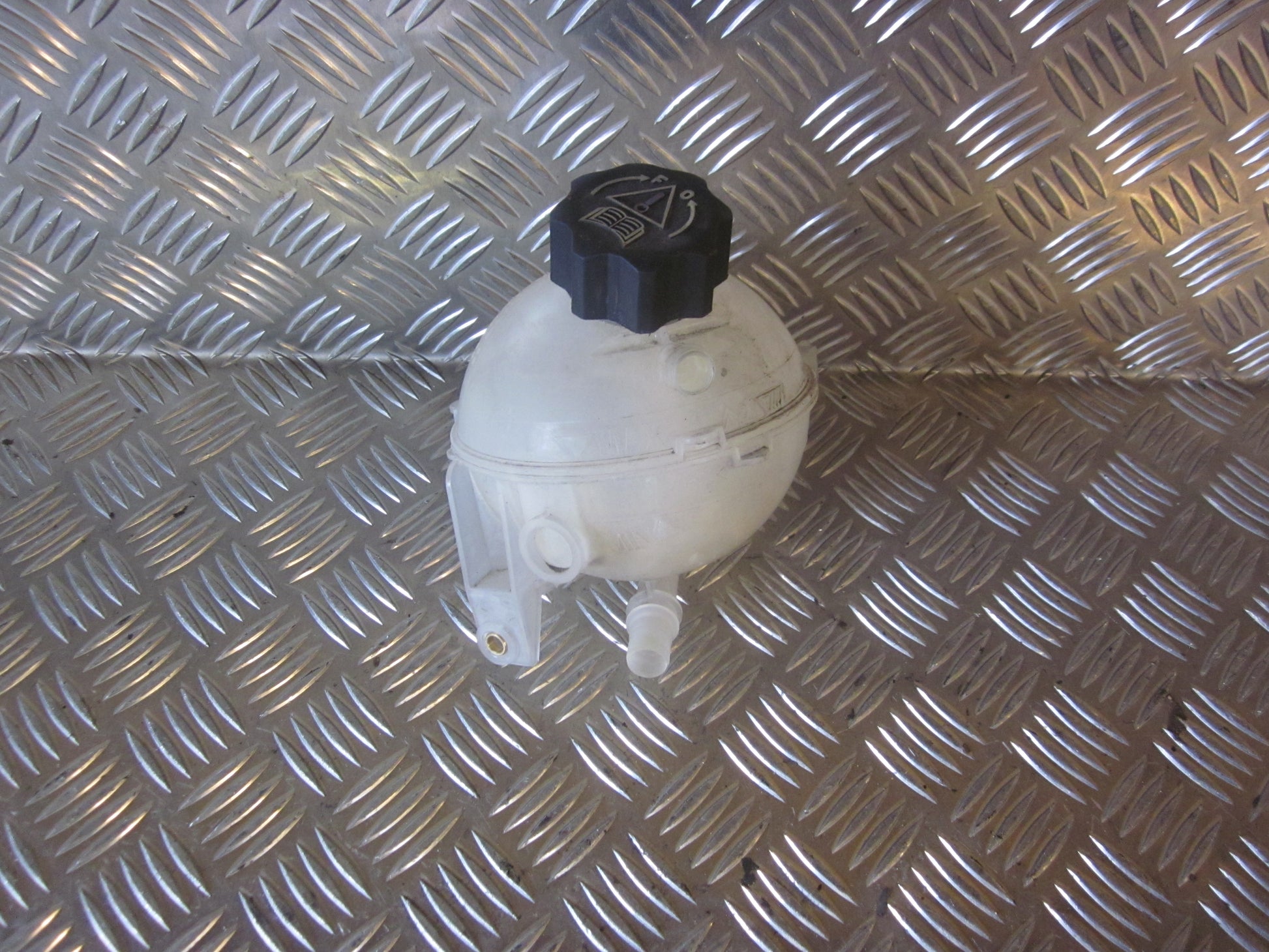 Peugeot Partner Ekspansionsbehold Med OEM Nr. Ophugger Fra Peugeot Ophugger