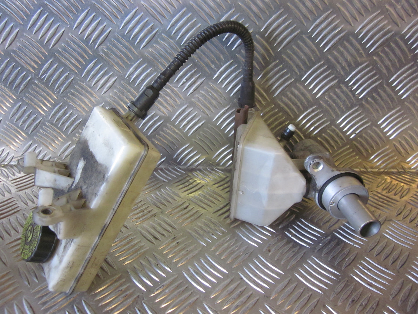 Peugeot Partner Bremsehovedcylinder Med OEM Nr. Ophugger Fra Peugeot Ophugger