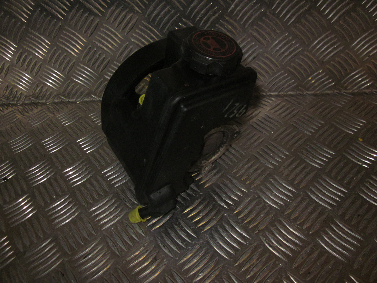 Peugeot 206 Servopumpe Med OEM Nr. 9631411580 Fra Peugeot Ophugger