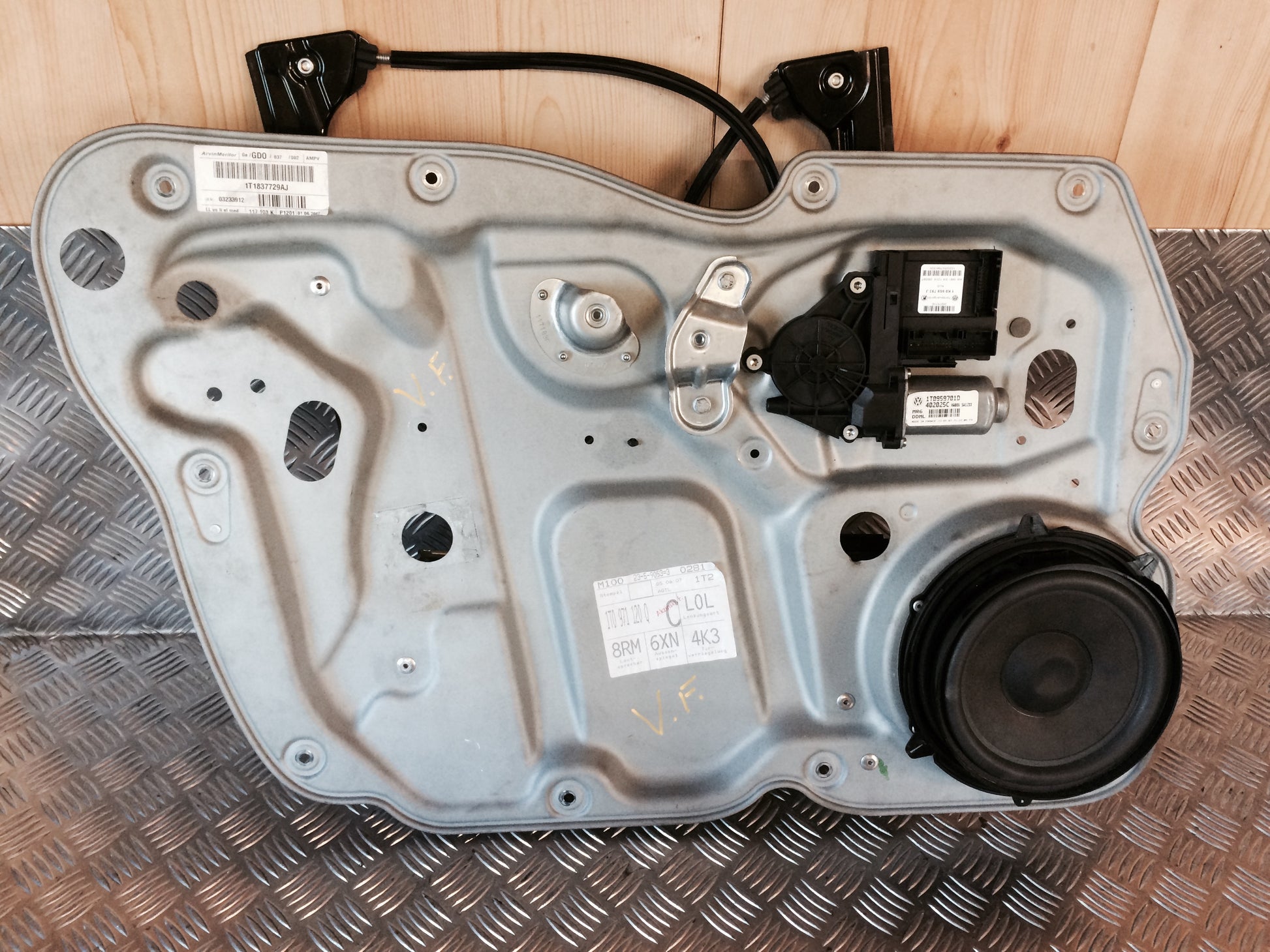 VW Touran 1T GP Rudemotor - Rudehejs Med OEM Nr. 1T0959701D Fra VW Ophugger