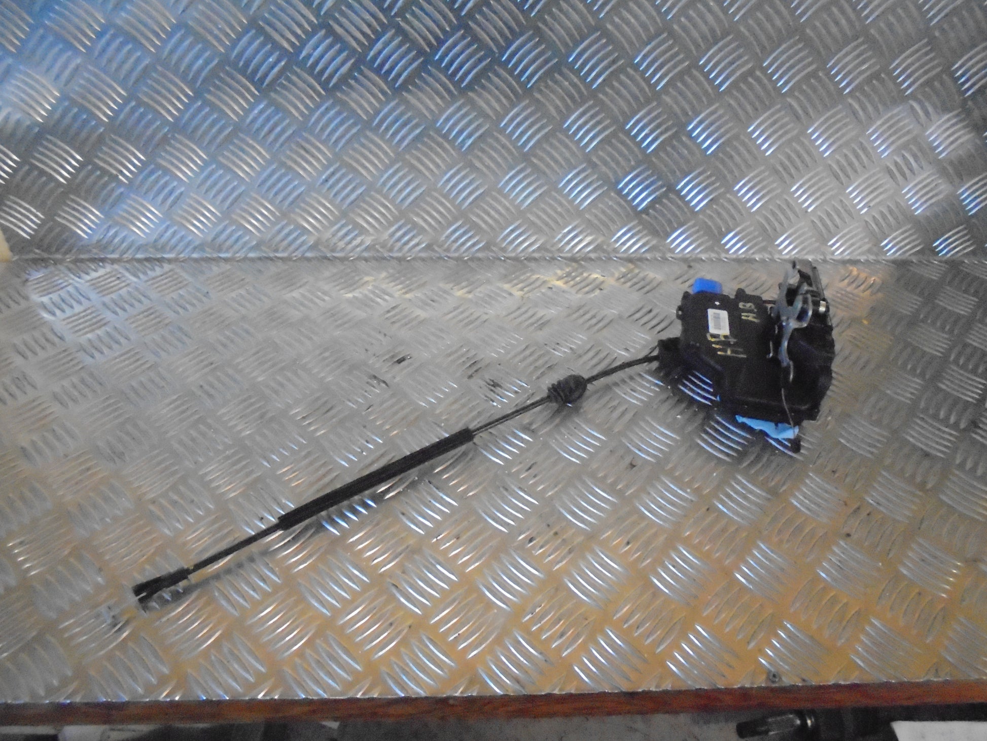 Skoda Octavia Dørlås Med OEM Nr. 7L0839016D Fra Skoda Ophugger