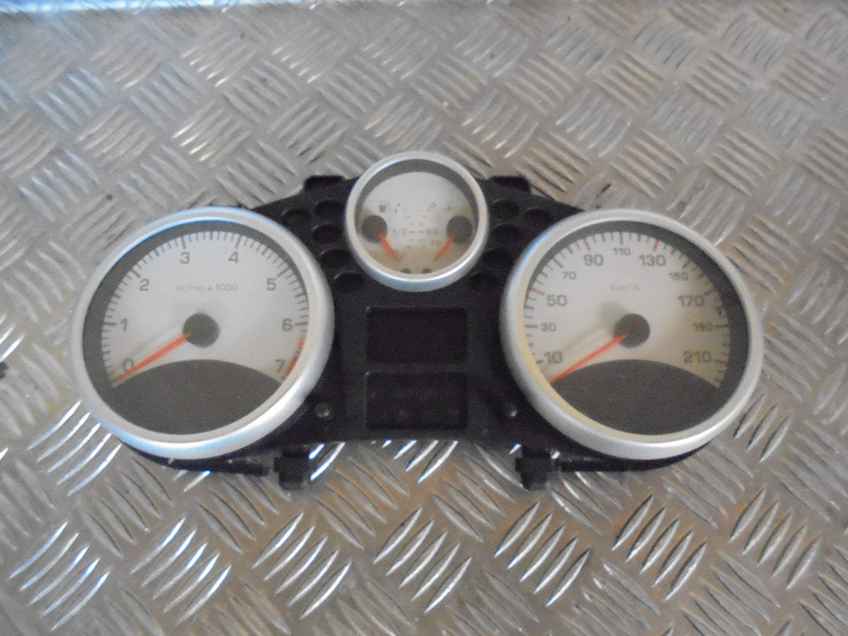 Peugeot 206+ Speedometer - Instrument Med OEM Nr. 9666637180 Fra Peugeot Ophugger