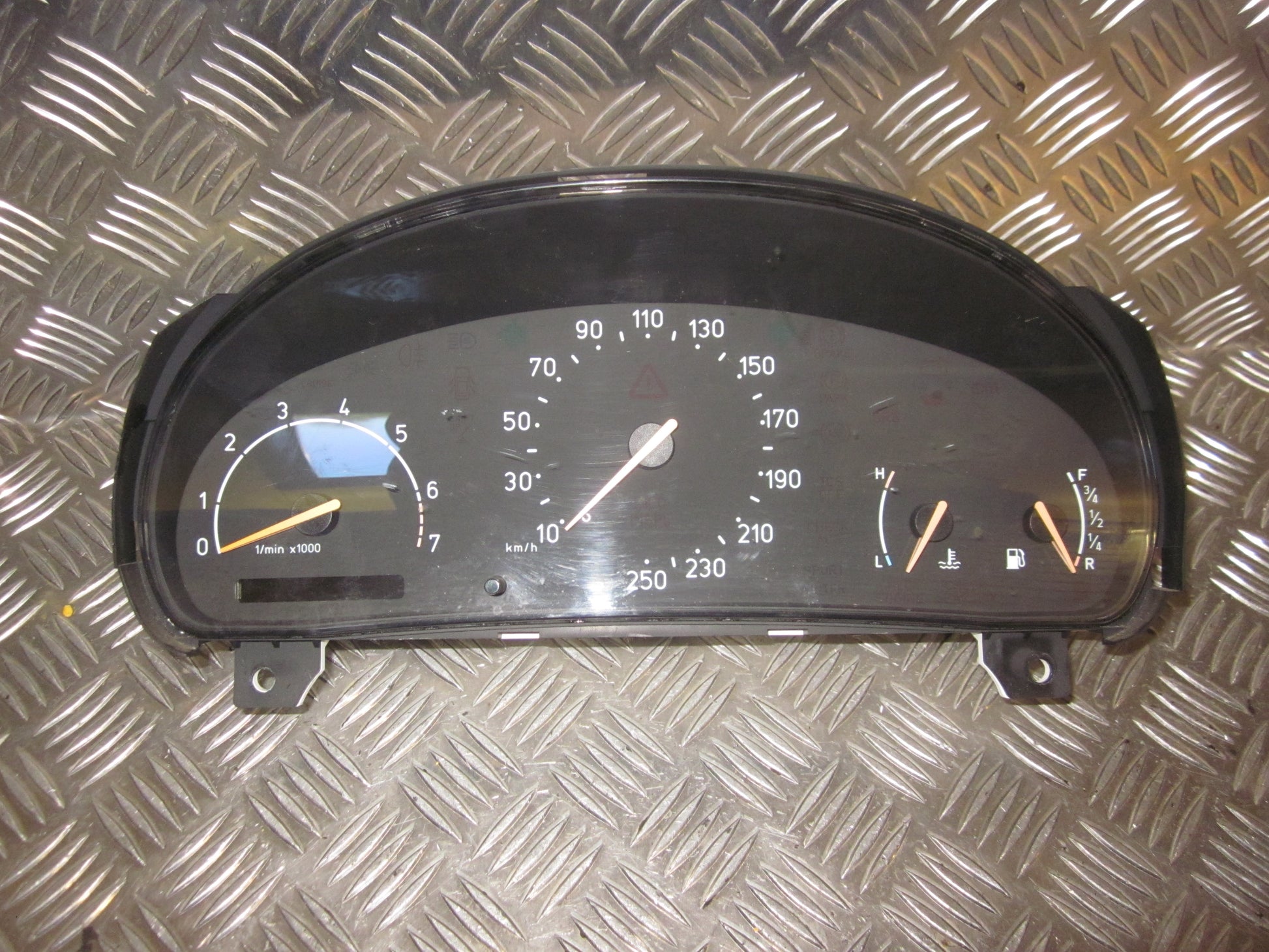 Saab 900 Instrument  Med OEM Nr. Ophugger Fra Saab Ophugger