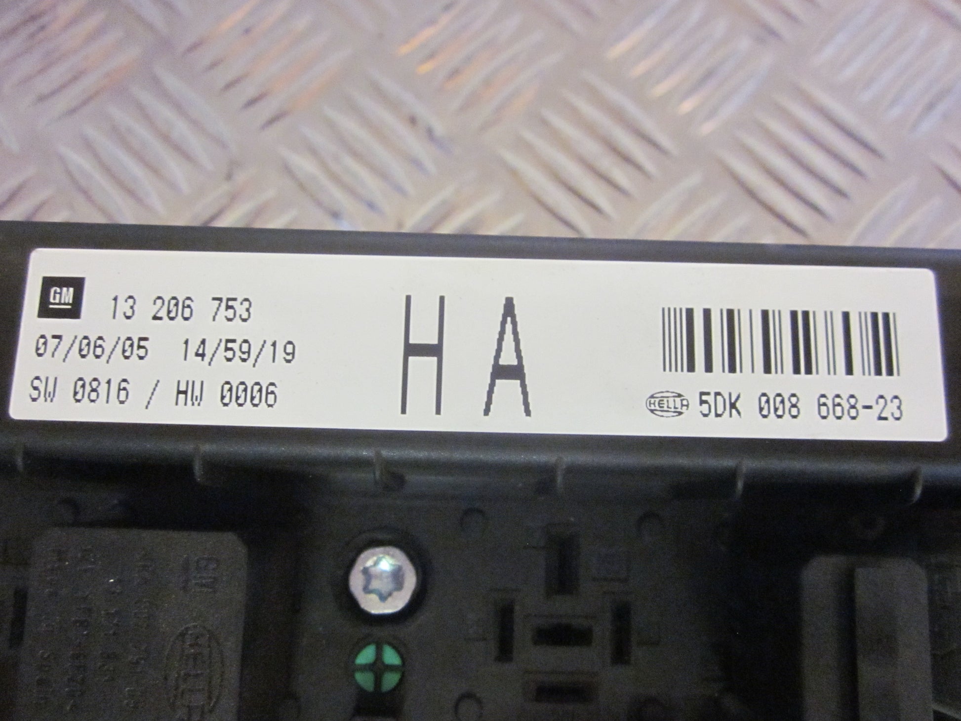 Opel Astra H Sikringsboks Med OEM Nr. Ophugger Fra Opel Ophugger