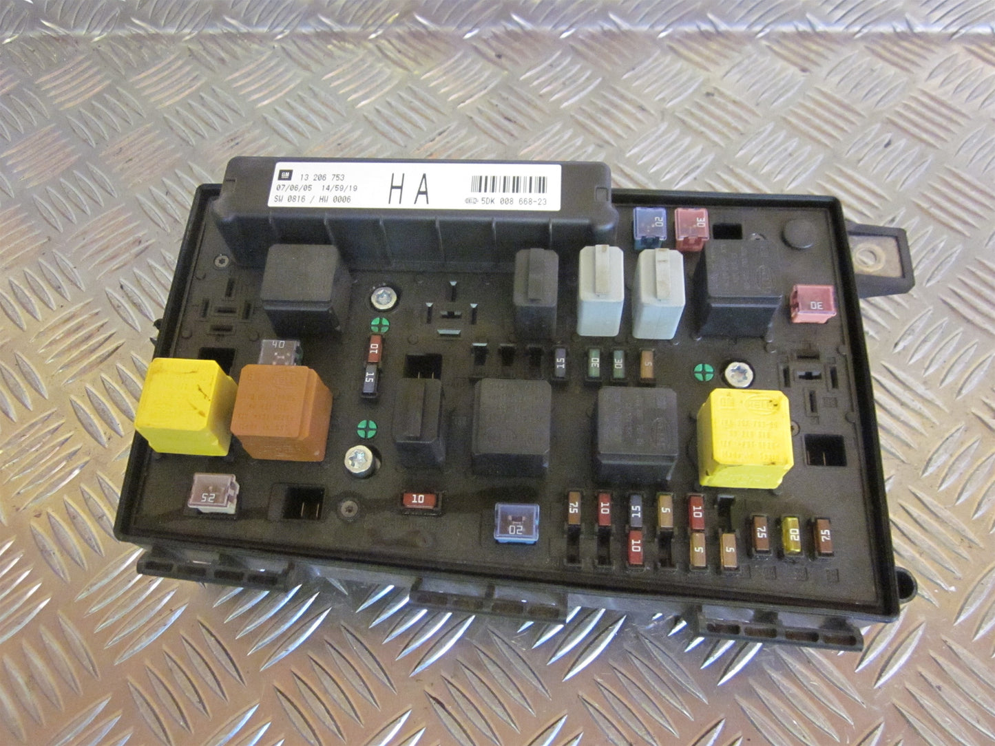 Opel Astra H Sikringsboks Med OEM Nr. Ophugger Fra Opel Ophugger