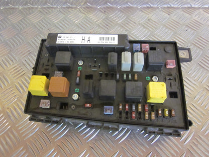 Opel Astra H Sikringsboks Med OEM Nr. Ophugger Fra Opel Ophugger