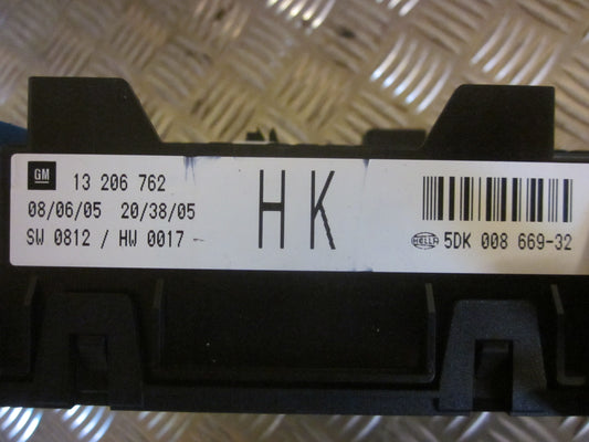 Opel Astra H Sikringsboks Med OEM Nr. Ophugger Fra Opel Ophugger