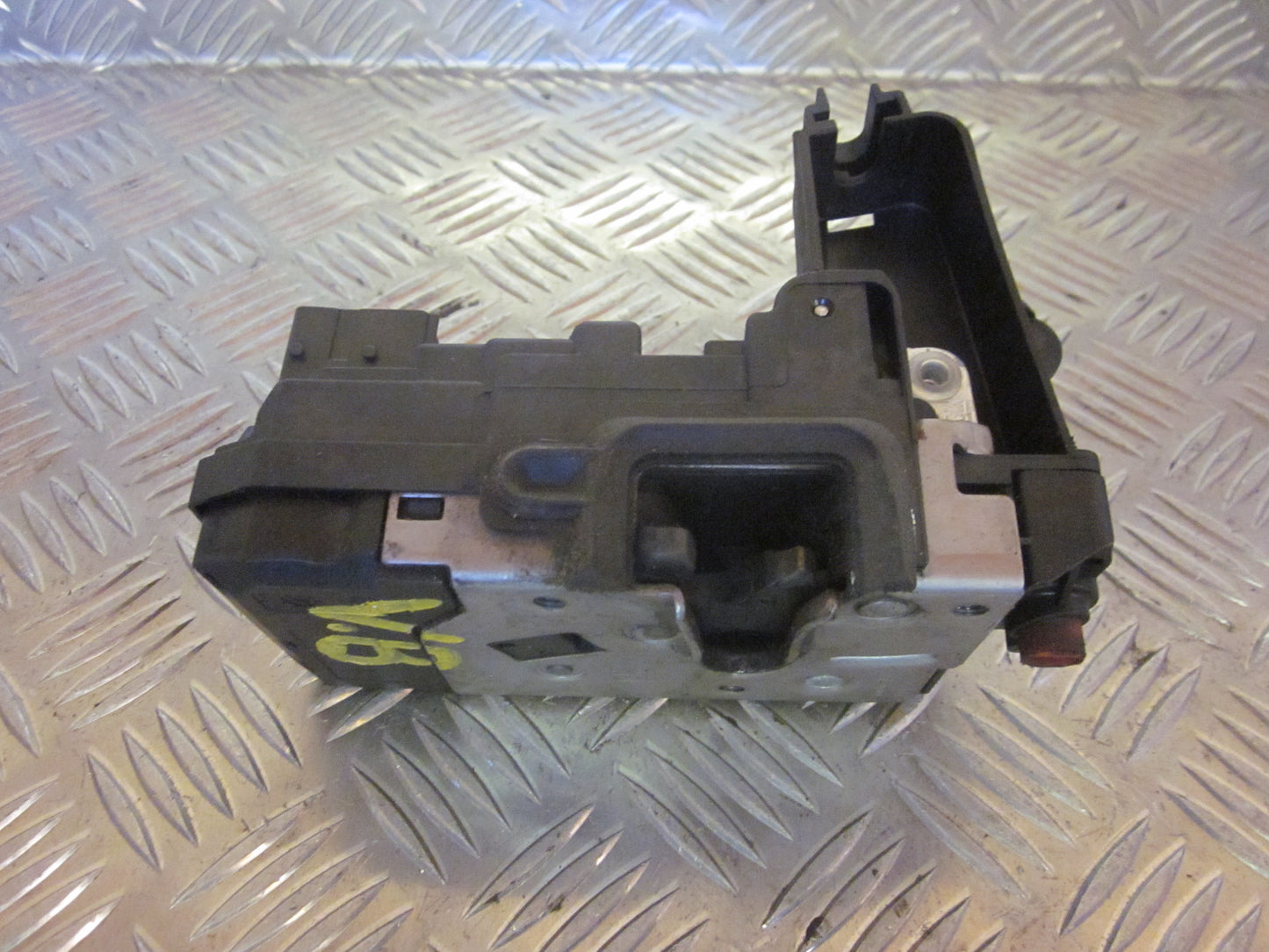 Opel Astra H Dørlås Med OEM Nr. 13210738 Fra Opel Ophugger