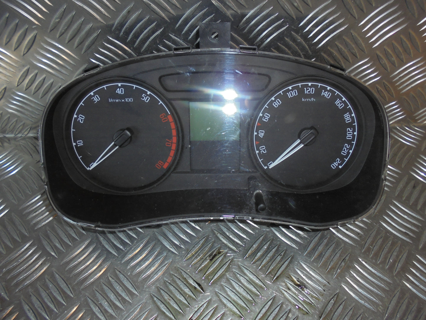 Skoda Fabia Speedometer - Instrument Med OEM Nr. 5J0920801B Fra Skoda Ophugger