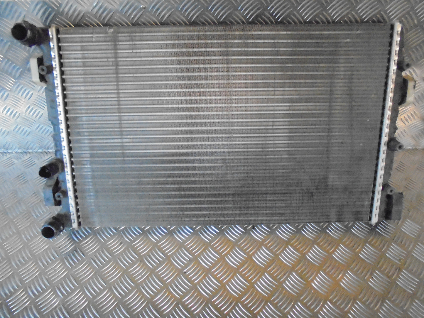 Skoda Fabia Køler Med OEM Nr. 6Q0121253R Fra Skoda Ophugger