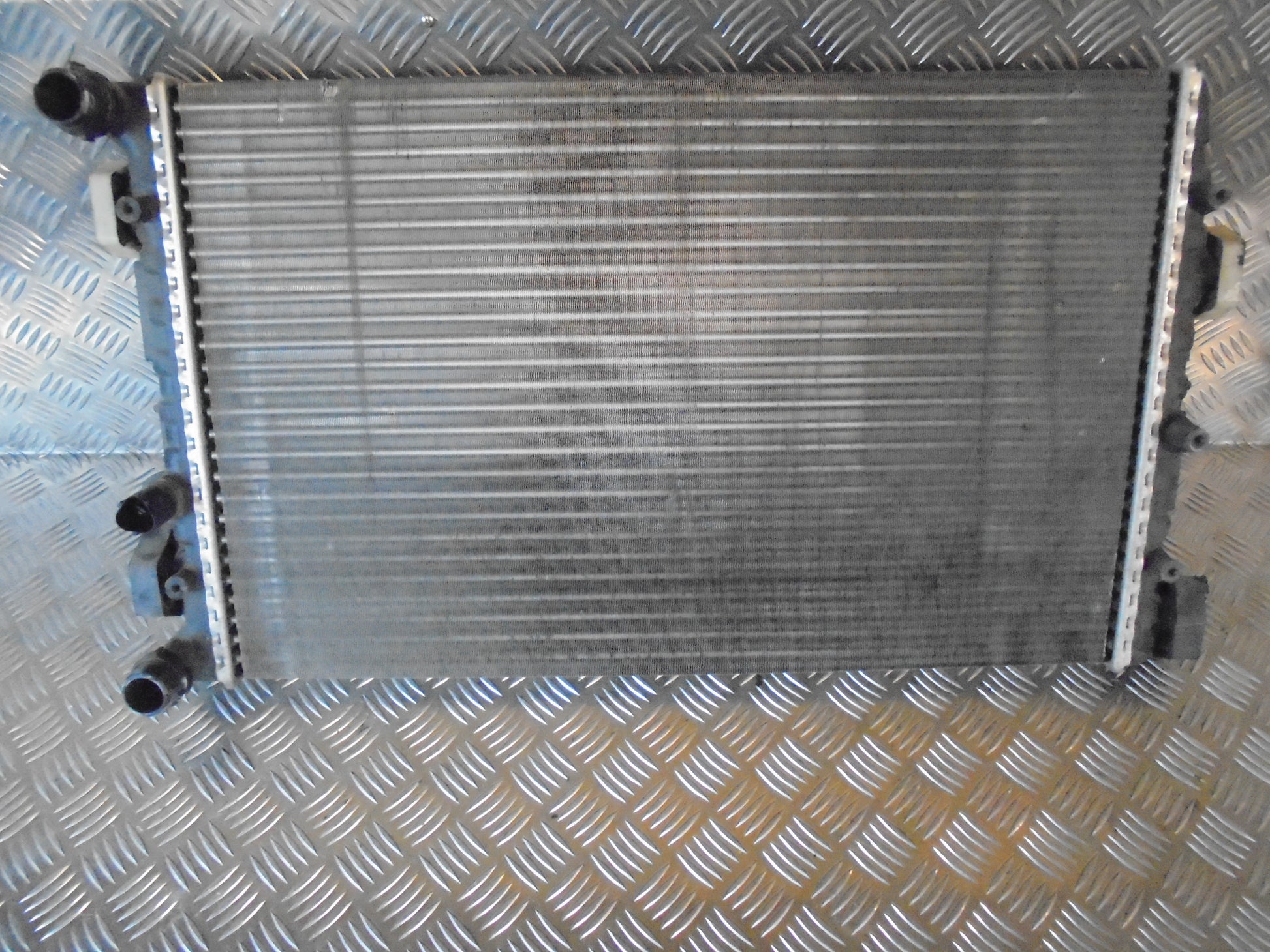 Skoda Fabia Køler Med OEM Nr. 6Q0121253R Fra Skoda Ophugger