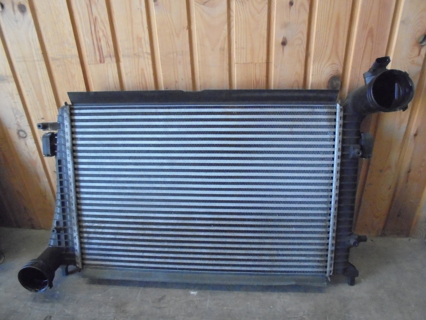 VW Passat 3C Køler Intercooler Med OEM Nr. Ophugger Fra VW Ophugger