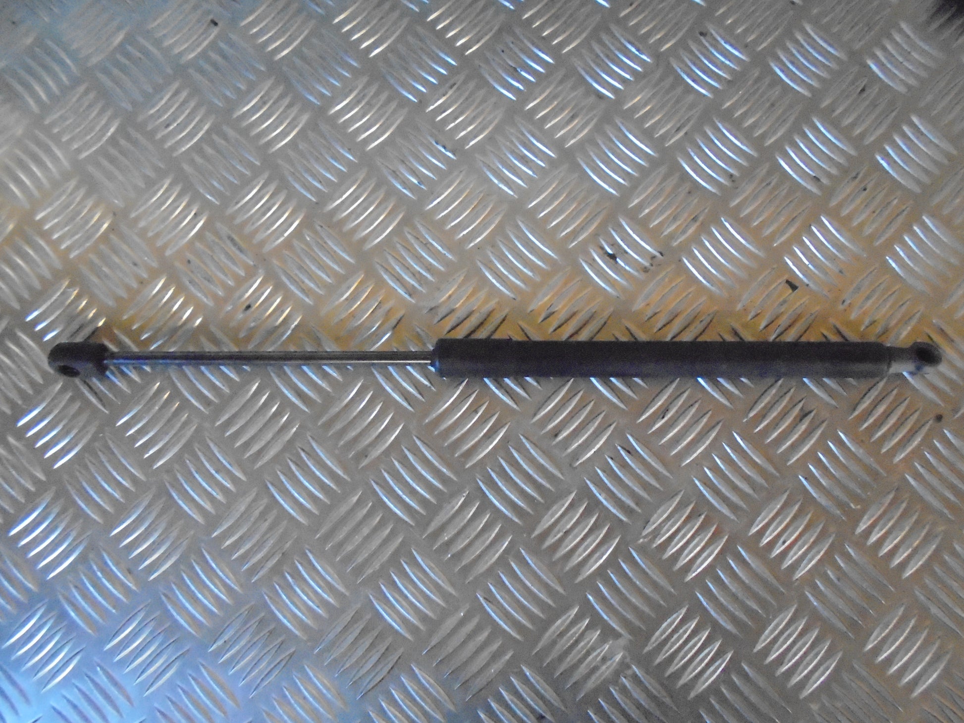 VW Passat 3C Bagklapsdæmper Med OEM Nr. Ophugger Fra VW Ophugger