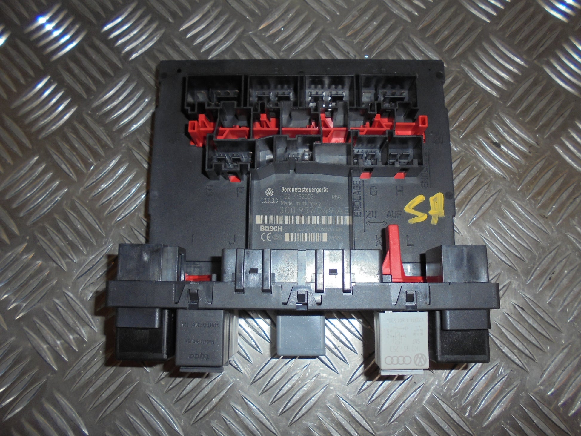 VW Passat 3C Sikringsboks Med OEM Nr. Ophugger Fra VW Ophugger