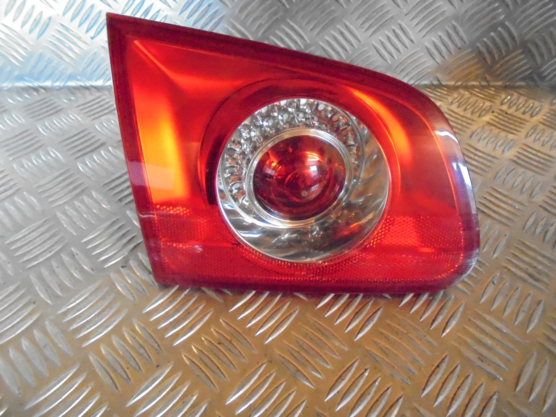 VW Passat 3C Baglygte Med OEM Nr. 3C9945093 Fra VW Ophugger