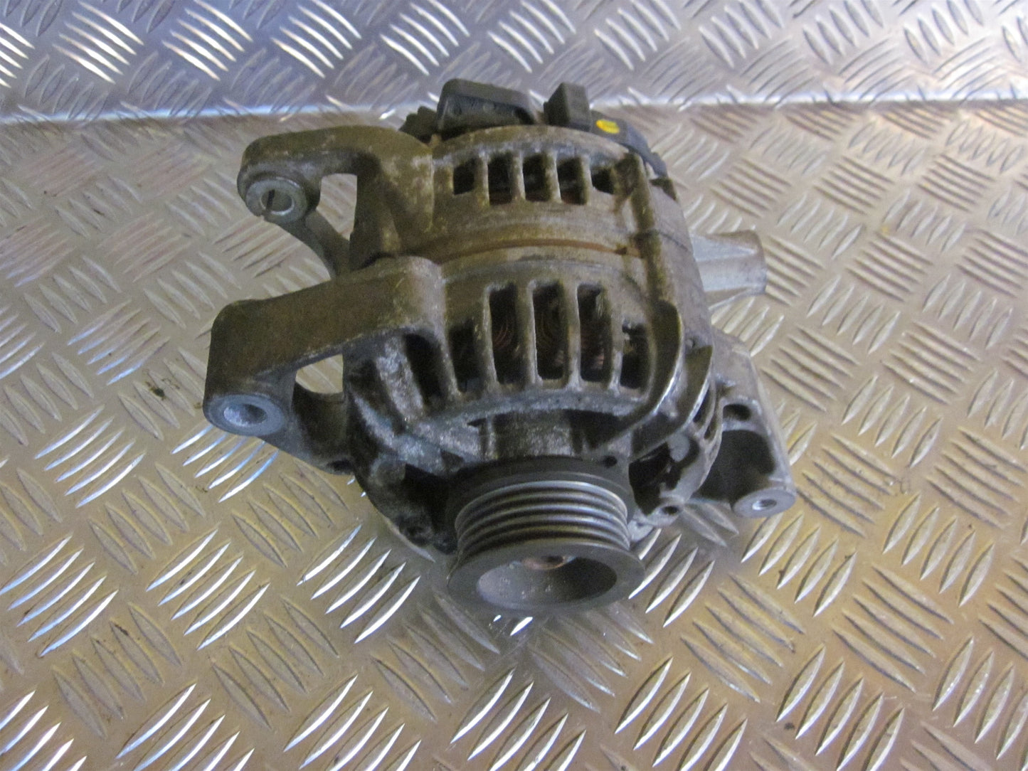 Opel Astra G Generator Med OEM Nr. 0124225002 Fra Opel Ophugger