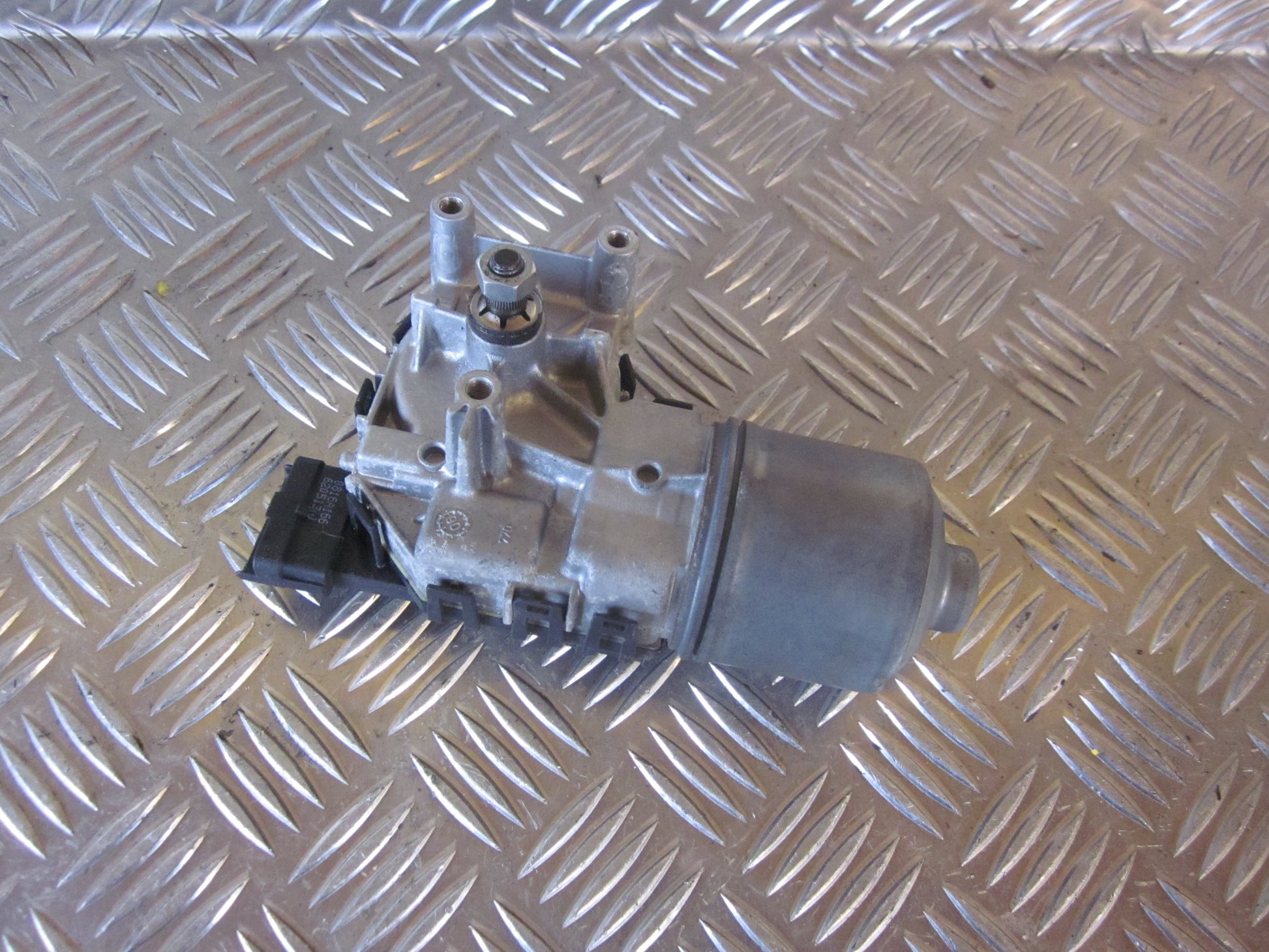 Peugeot 207 Viskermotor Med OEM Nr. 0390241540 Fra Peugeot Ophugger
