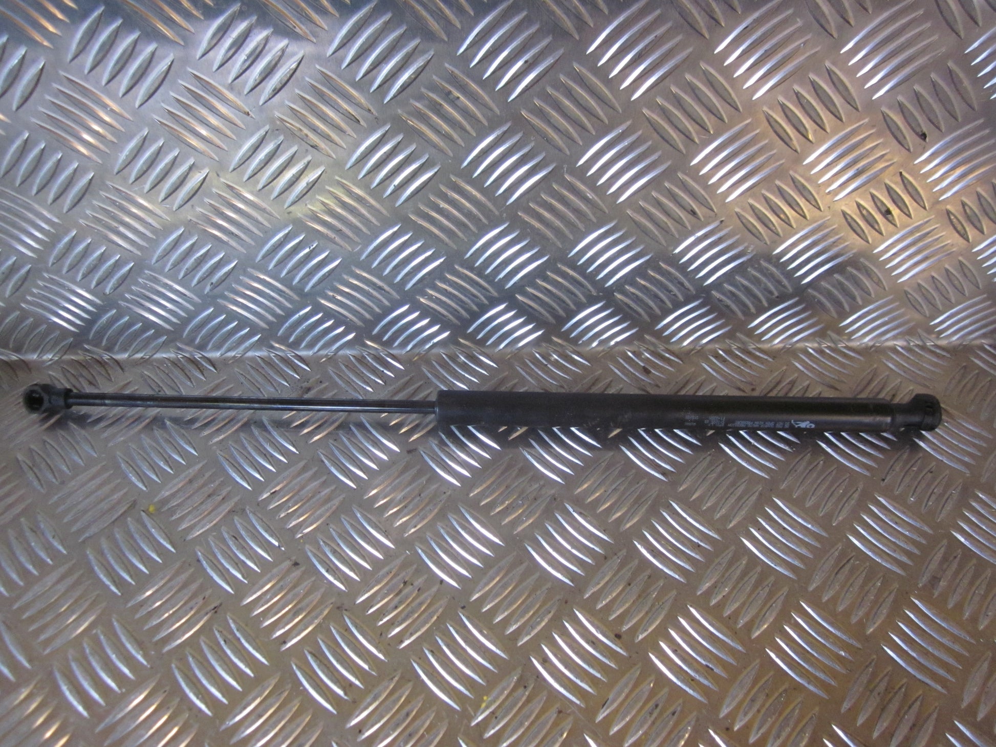 Peugeot 207 Bagklapsdæmper Med OEM Nr. Ophugger Fra Peugeot Ophugger