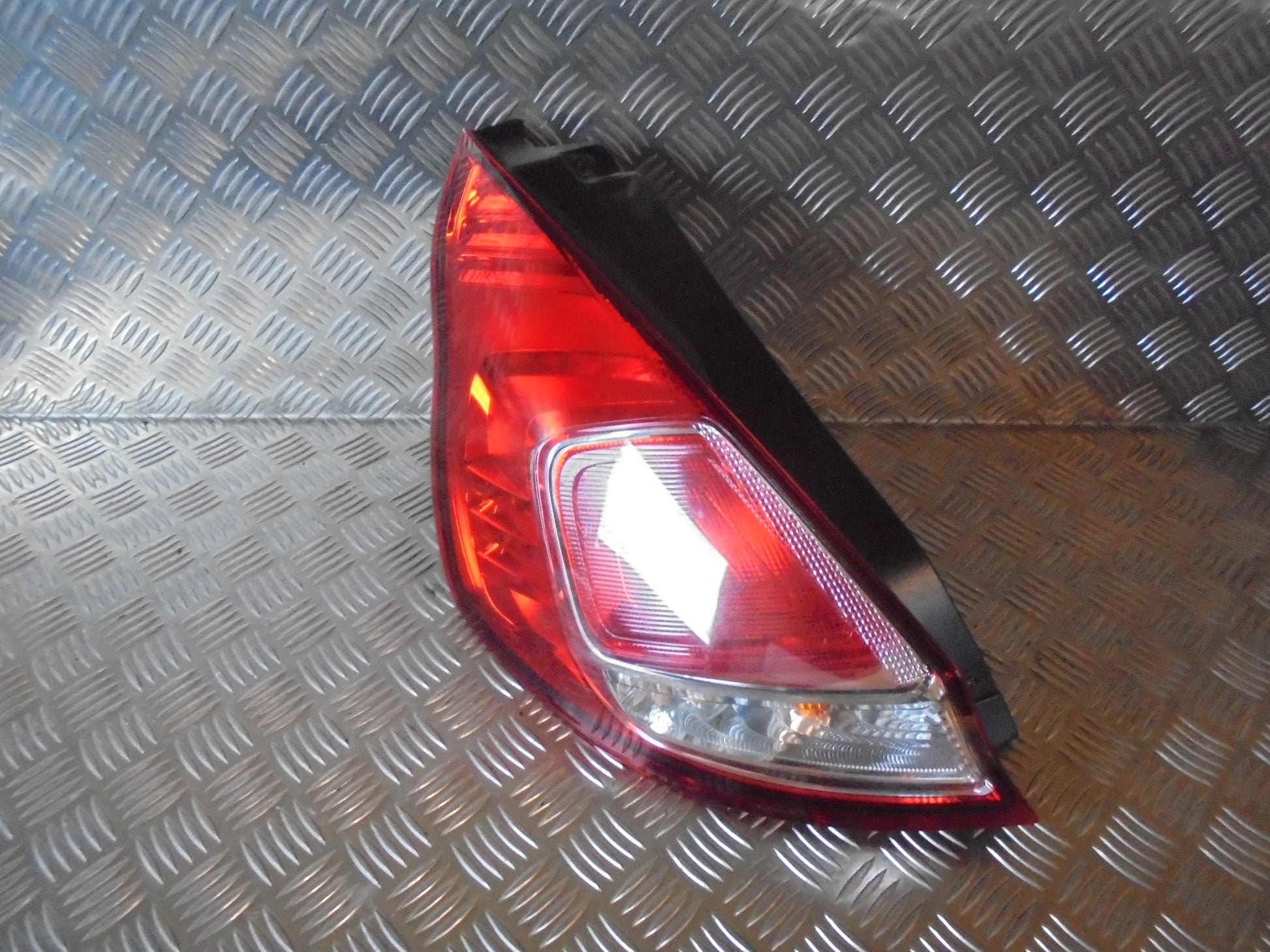 Ford Fiesta 7 Baglygte Med OEM Nr. Ophugger Fra Ford Ophugger