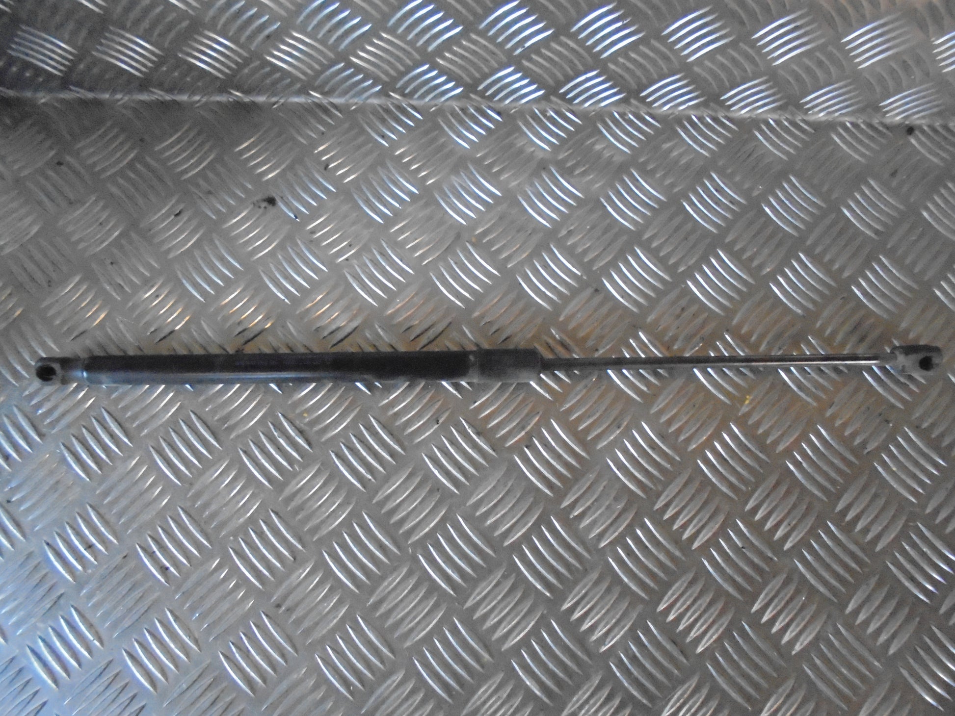 Ford Fiesta 7 Bagklapsdæmper Med OEM Nr. Ophugger Fra Ford Ophugger