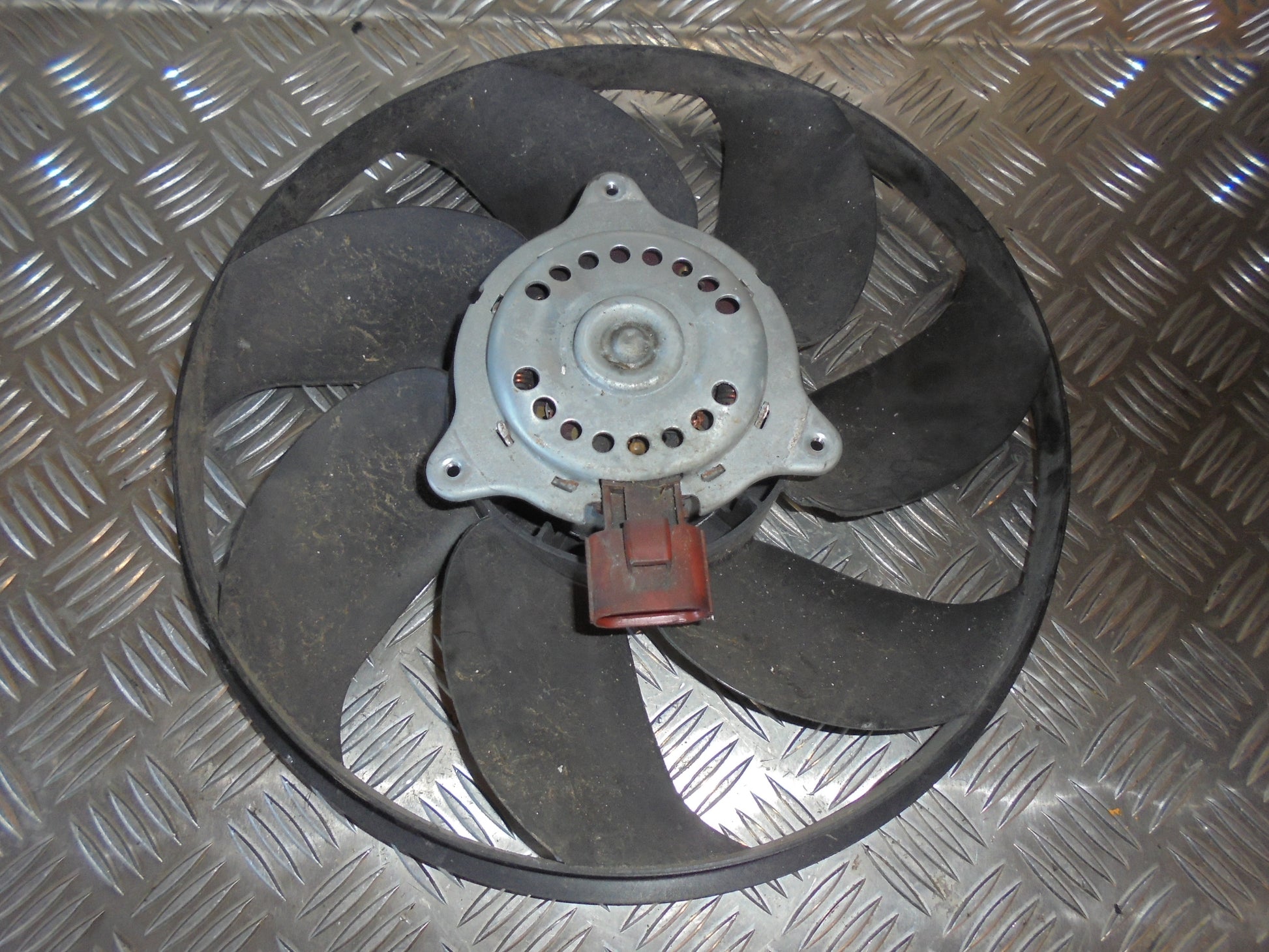 Ford Fiesta 7 Kølerblæser El Med OEM Nr. Ophugger Fra Ford Ophugger