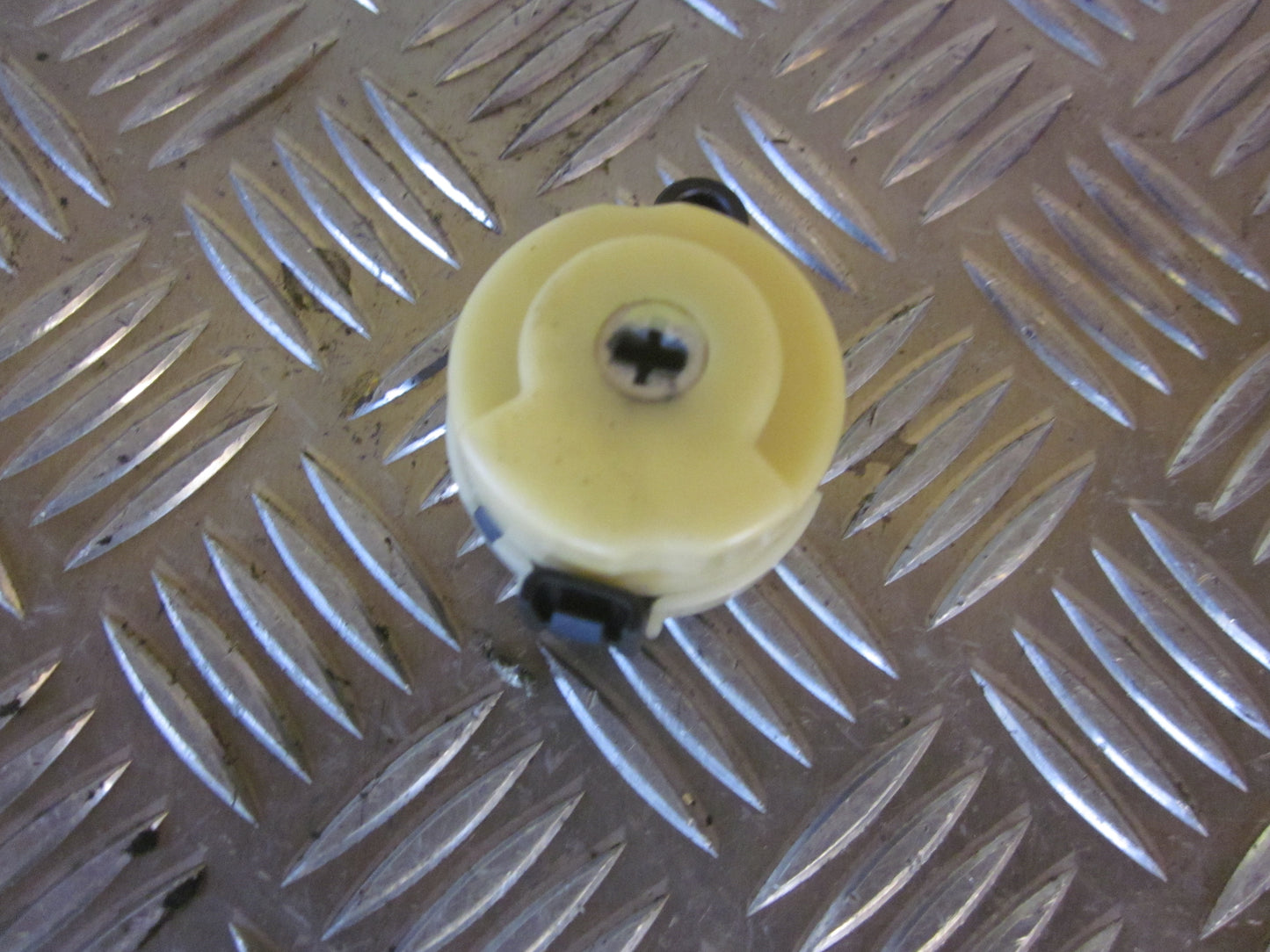 Mazda 323 F 5D BJ14 Ratlås Bundstykke Med OEM Nr. Ophugger Fra Mazda Ophugger