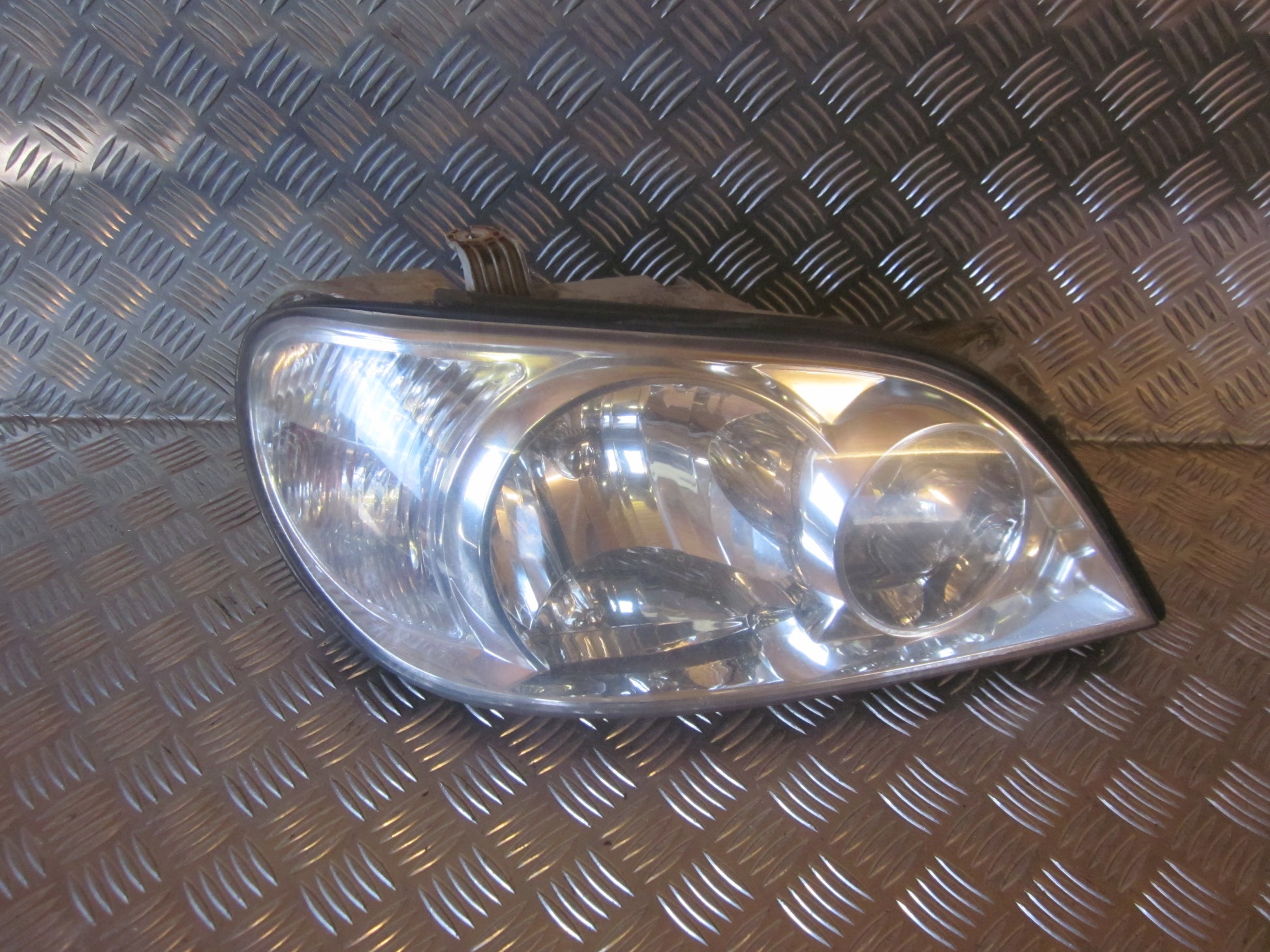 Kia Carnival Forlygte Med OEM Nr. 0K54E51030A Fra Kia Ophugger