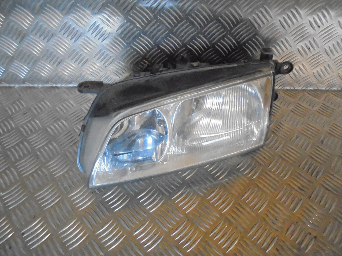 Mazda 626 Gf/Gw Forlygte Med OEM Nr. GG3E510L0 Fra Mazda Ophugger