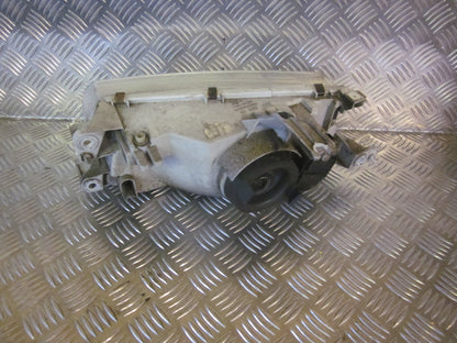 Mazda 323 S 4D BA12 Forlygte Med OEM Nr. Ophugger Fra Mazda Ophugger