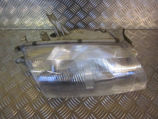 Mazda 323 S 4D BA12 Forlygte Med OEM Nr. Ophugger Fra Mazda Ophugger