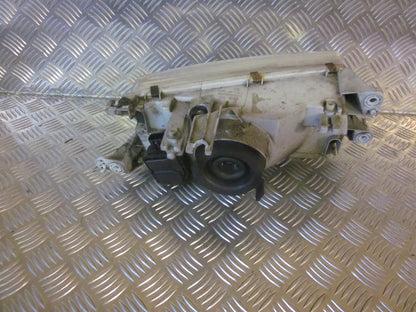 Mazda 323 S 4D BA12 Forlygte Med OEM Nr. Ophugger Fra Mazda Ophugger